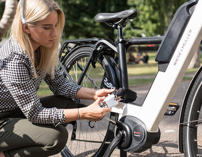 Using the Hiplok Lite to secure bike